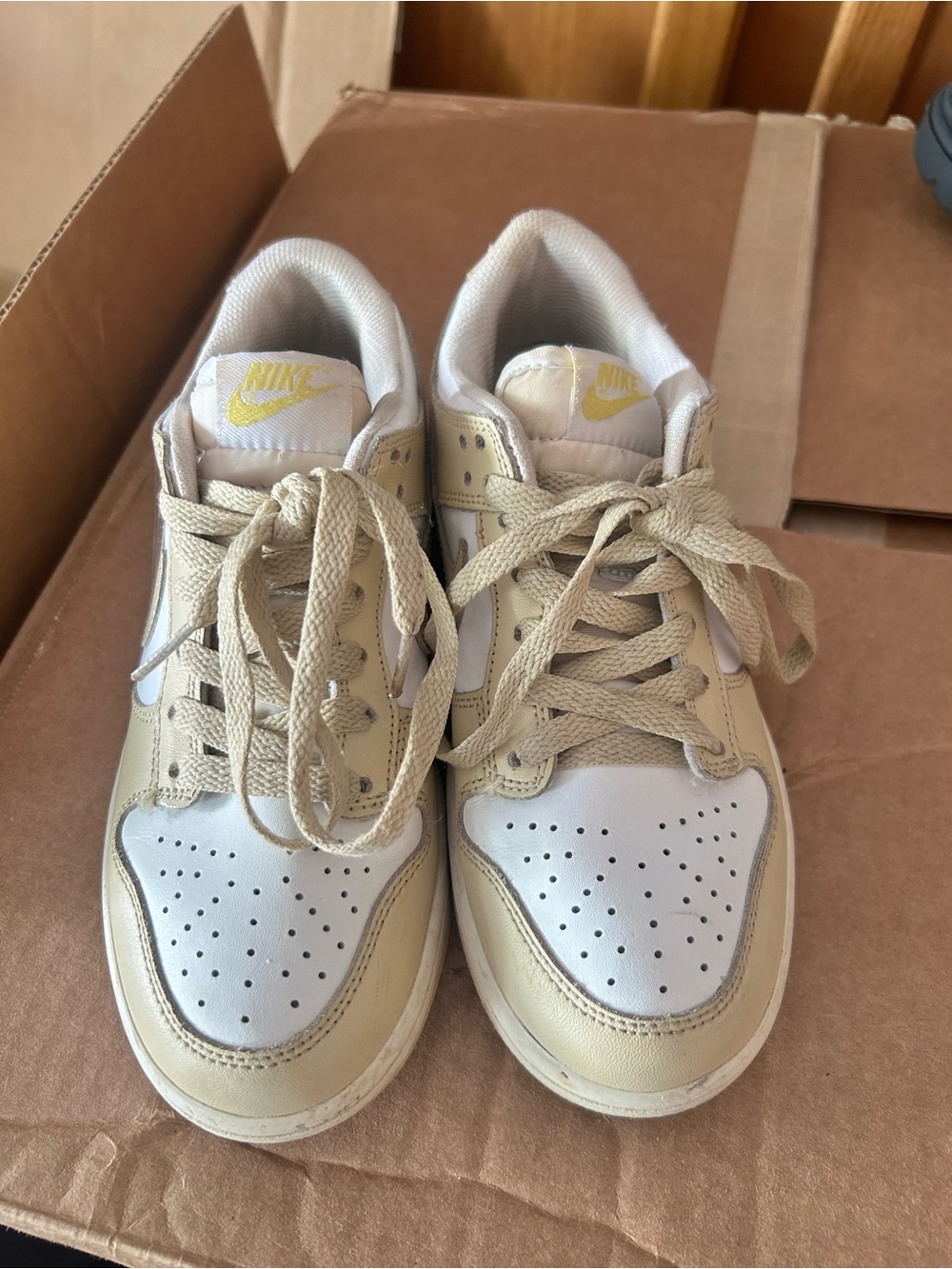 Nike Kids Beige and White Low-Top Sneakers with Yellow Logo